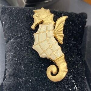 2.7.26-15 Vintage Unsigned Matte Goldtone White Enameled Seahorse Brooch
